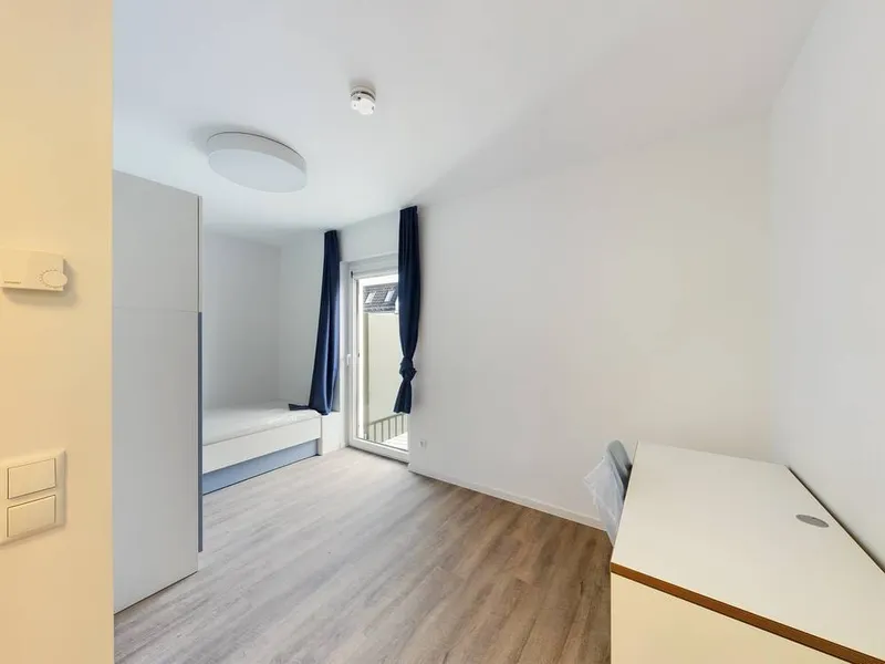 Möbliertes Privatzimmer mit Bad und Balkon in einer gemischten 6-Personen-Wohnung — photo 1